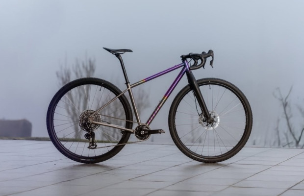 Schwalbe apuesta por las ruedas de 32" y presenta una gravel de esta medida