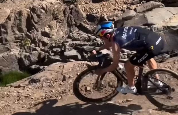"Tom Pidcock haciendo cosas de Pidcock": maillot sin mangas, calcetines cortos y probando su nueva Pinarello Dogma F en montaña