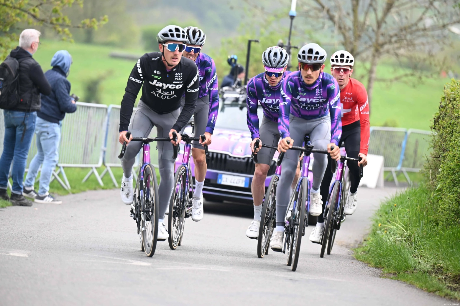 Fabricantes de caravanas, supermercados o electrolineras: a qué se dedican los patrocinadores World Tour 2026