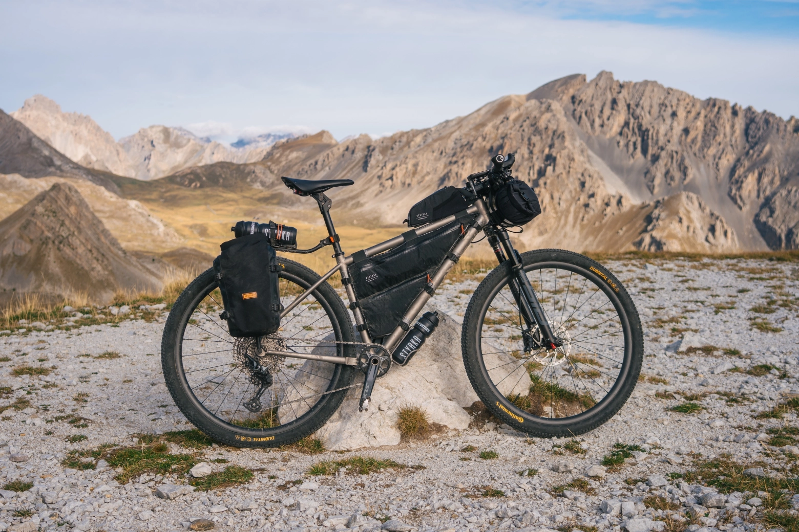 Restrap lanza el Switch Rack, un portabultos de bikepacking ultraligero que ya ha sido premiado