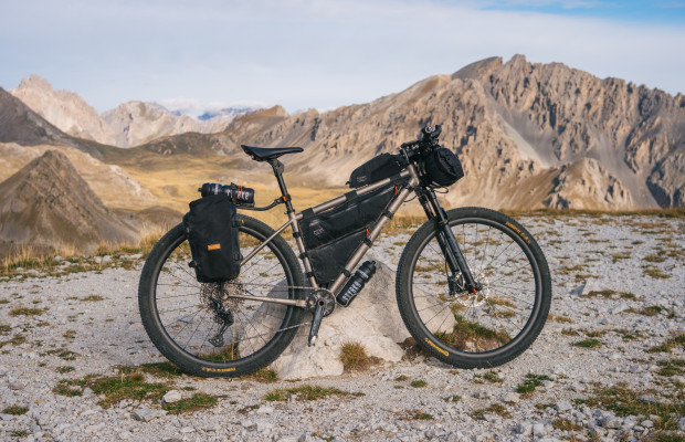 Restrap lance le Switch Rack, un porte-bagages de bikepacking ultraléger qui a déjà été récompensé