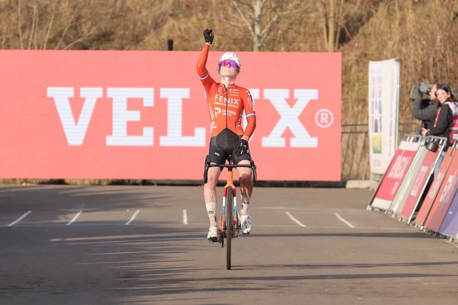 Puck Pieterse gana en Maasmechelen y avisa de cara al Mundial de ciclocross