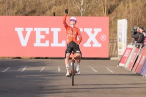 Puck Pieterse wins in Maasmechelen and warns ahead of the Cyclocross World Championship.