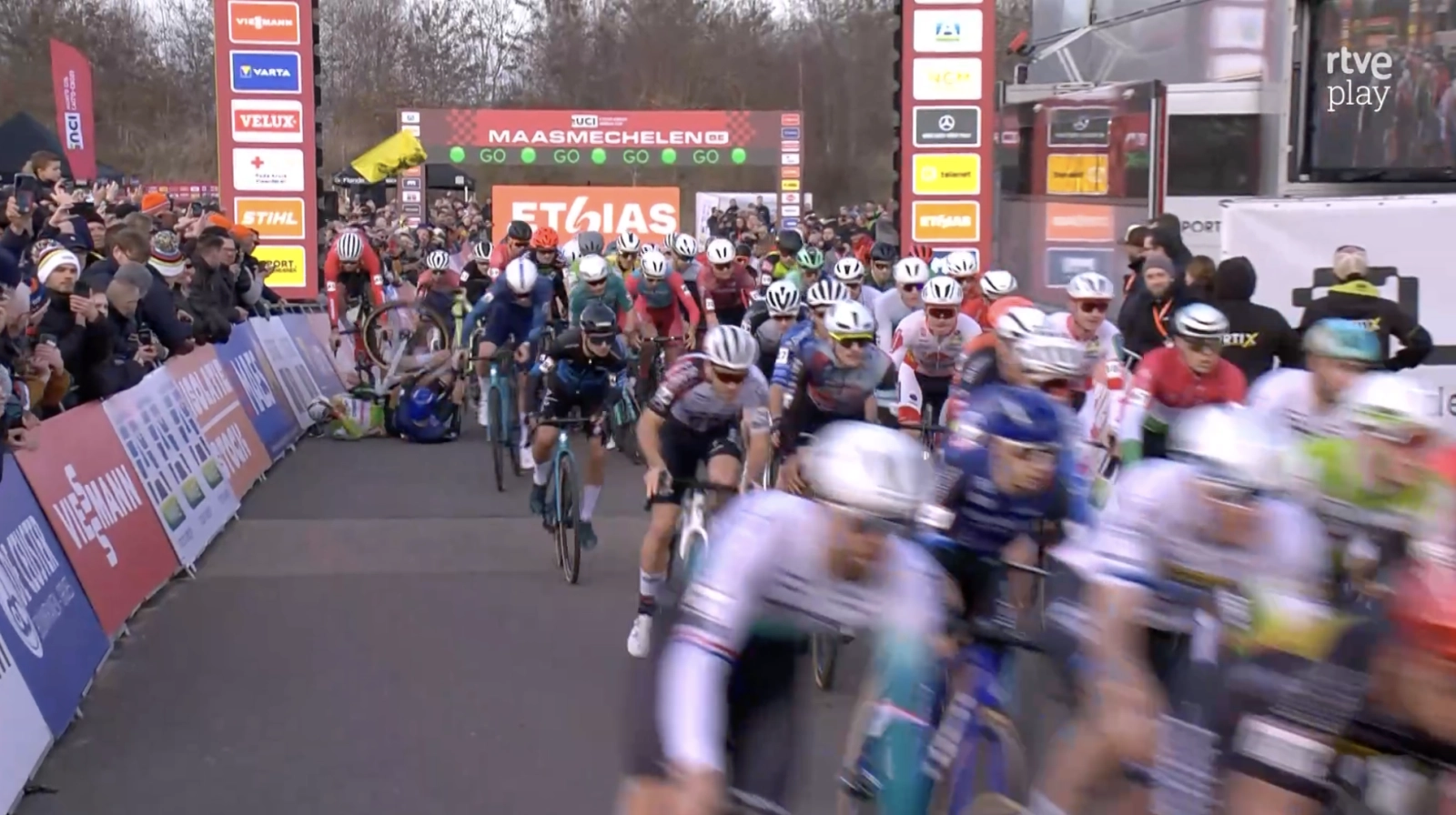 Van der Poel sobrevive a dos pinchazos y gana la Copa del Mundo CX de Maasmechelen