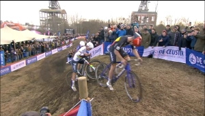 Van der Poel survives two punctures and wins the Cyclocross World Cup in Maasmechelen