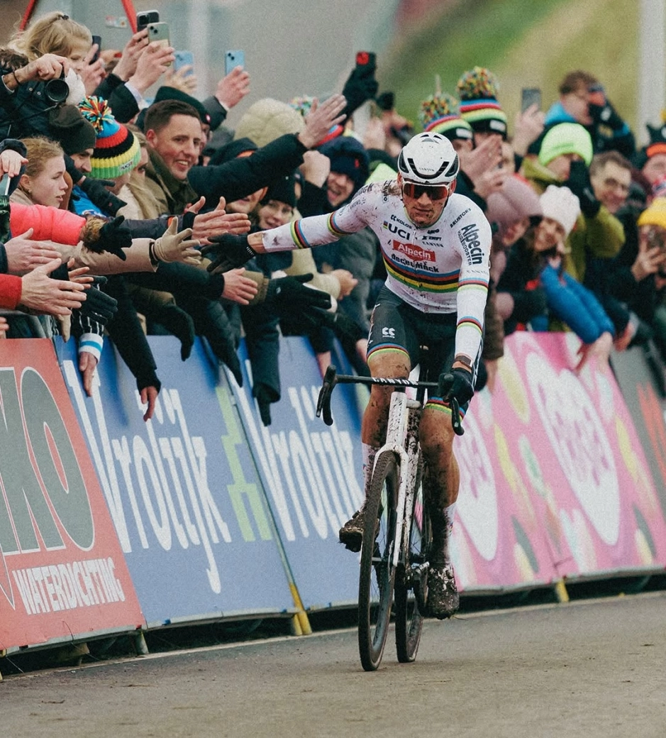 Van der Poel sobrevive a dois furos e ganha a Copa do Mundo de ciclocross de Maasmechelen