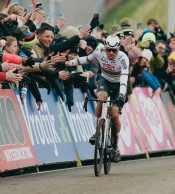 Van der Poel survives two punctures and wins the Cyclocross World Cup in Maasmechelen