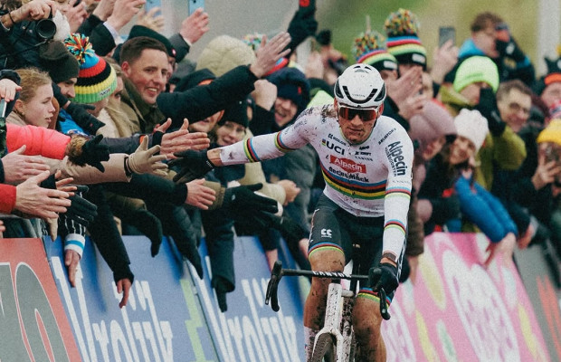 Van der Poel sobrevive a dois furos e ganha a Copa do Mundo de ciclocross de Maasmechelen