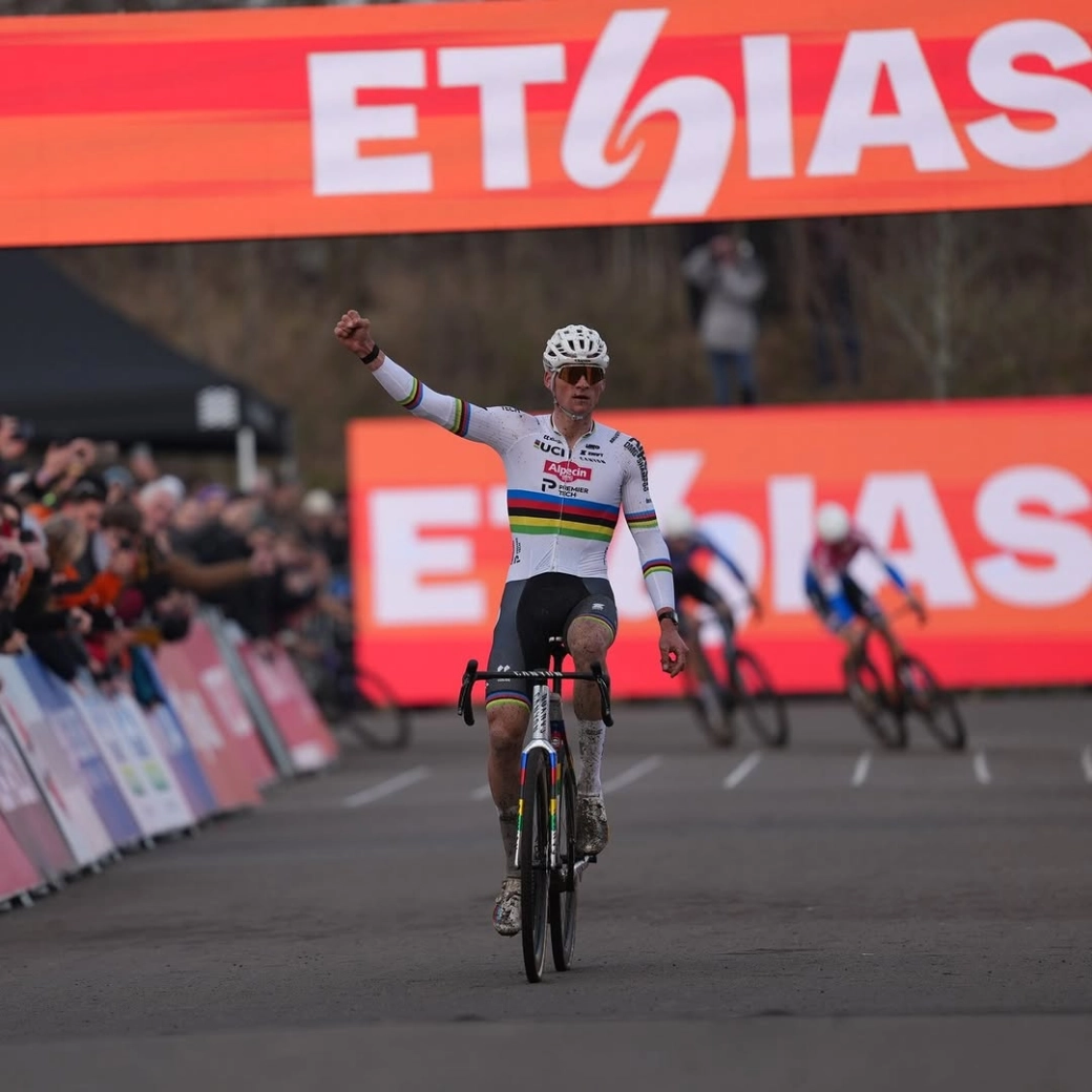 Van der Poel sobrevive a dos pinchazos y gana la Copa del Mundo CX de Maasmechelen