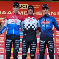 Van der Poel sobrevive a dos pinchazos y gana la Copa del Mundo CX de Maasmechelen