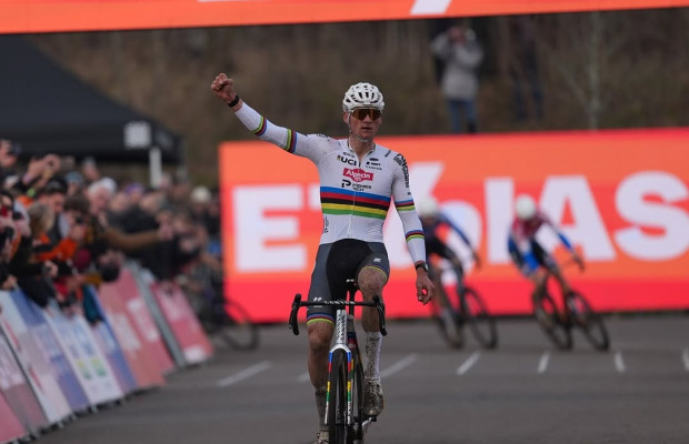 Van der Poel sobrevive a dos pinchazos y gana la Copa del Mundo CX de Maasmechelen