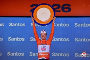 A kangaroo runs over the peloton in the final stage (video), but Jay Vine recovers and achieves victory in the 2026 Tour Down Under