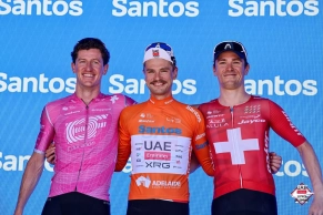 A kangaroo runs over the peloton in the final stage (video), but Jay Vine recovers and achieves victory in the 2026 Tour Down Under