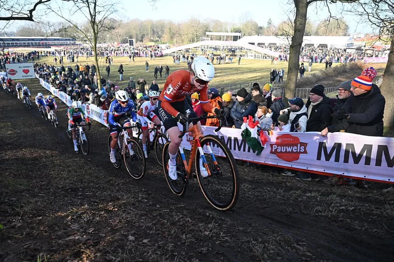 Puck Pieterse gana una disputadísima carrera en Hoogerheide