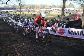 Puck Pieterse wins a highly contested race in Hoogerheide