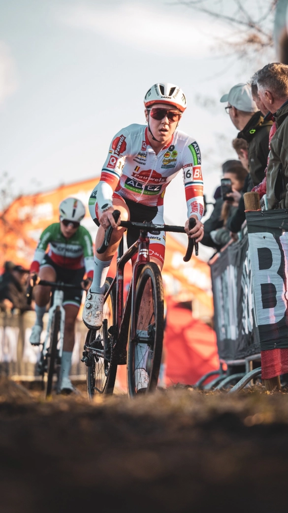 Puck Pieterse gana una disputadísima carrera en Hoogerheide