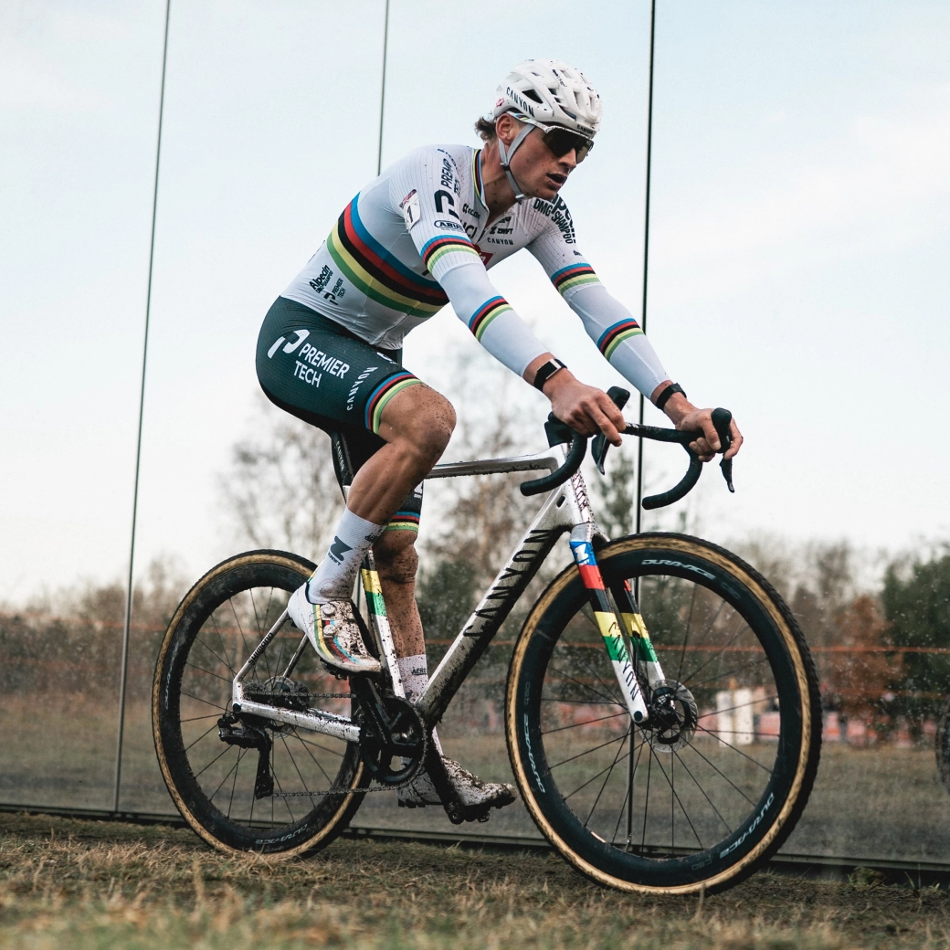Pleno para Van der Poel en Hoogerheide: carrera, copa del mundo y récord de victorias