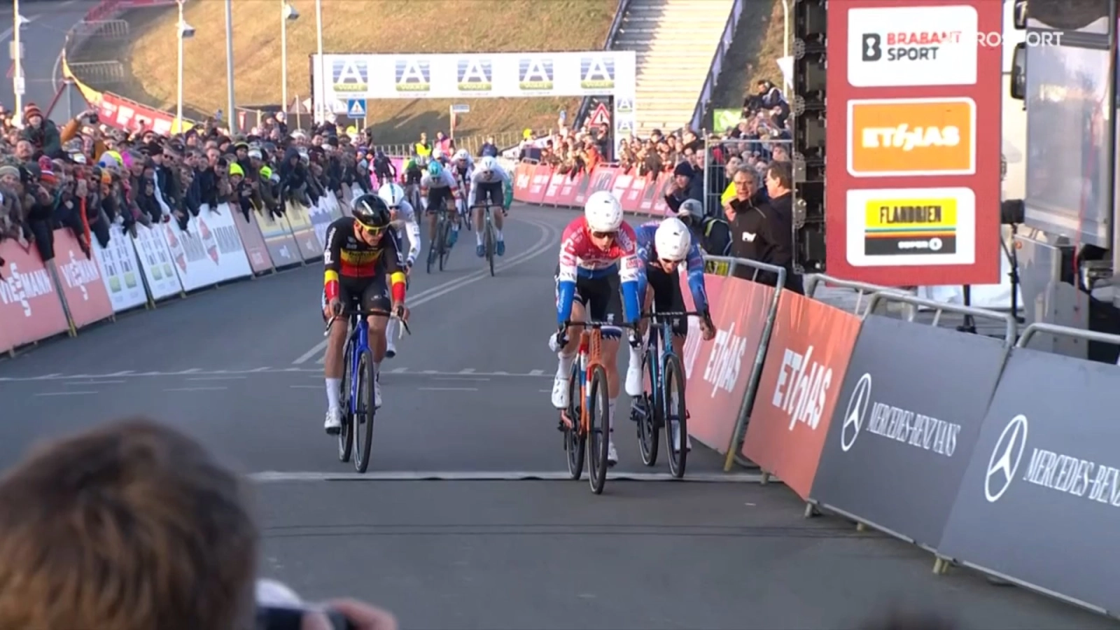 Pleno para Van der Poel en Hoogerheide: carrera, copa del mundo y récord de victorias