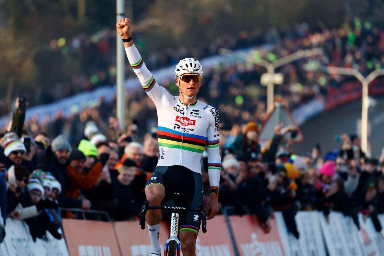 Pleno para Van der Poel en Hoogerheide: carrera, copa del mundo y récord de victorias