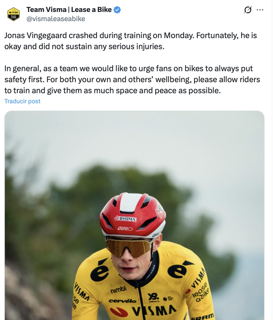 Vingegaard suffers a fall while being followed by a fan in Málaga, Visma calls for respect during training