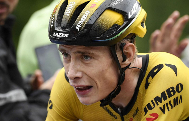 Vingegaard subit une chute alors qu'il était suivi par un fan à Malaga, Visma demande du respect lors des entraînements.