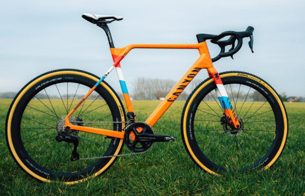 Al detalle la naranja mecánica con la que Van der Poel pasará a la historia del ciclocross