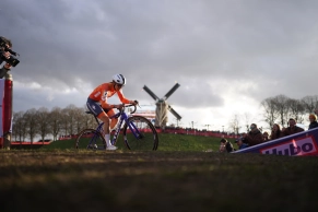 Lucinda Brand crowns a fantastic season by winning the World Championship in Hulst