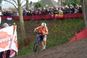 Lucinda Brand crowns a fantastic season by winning the World Championship in Hulst