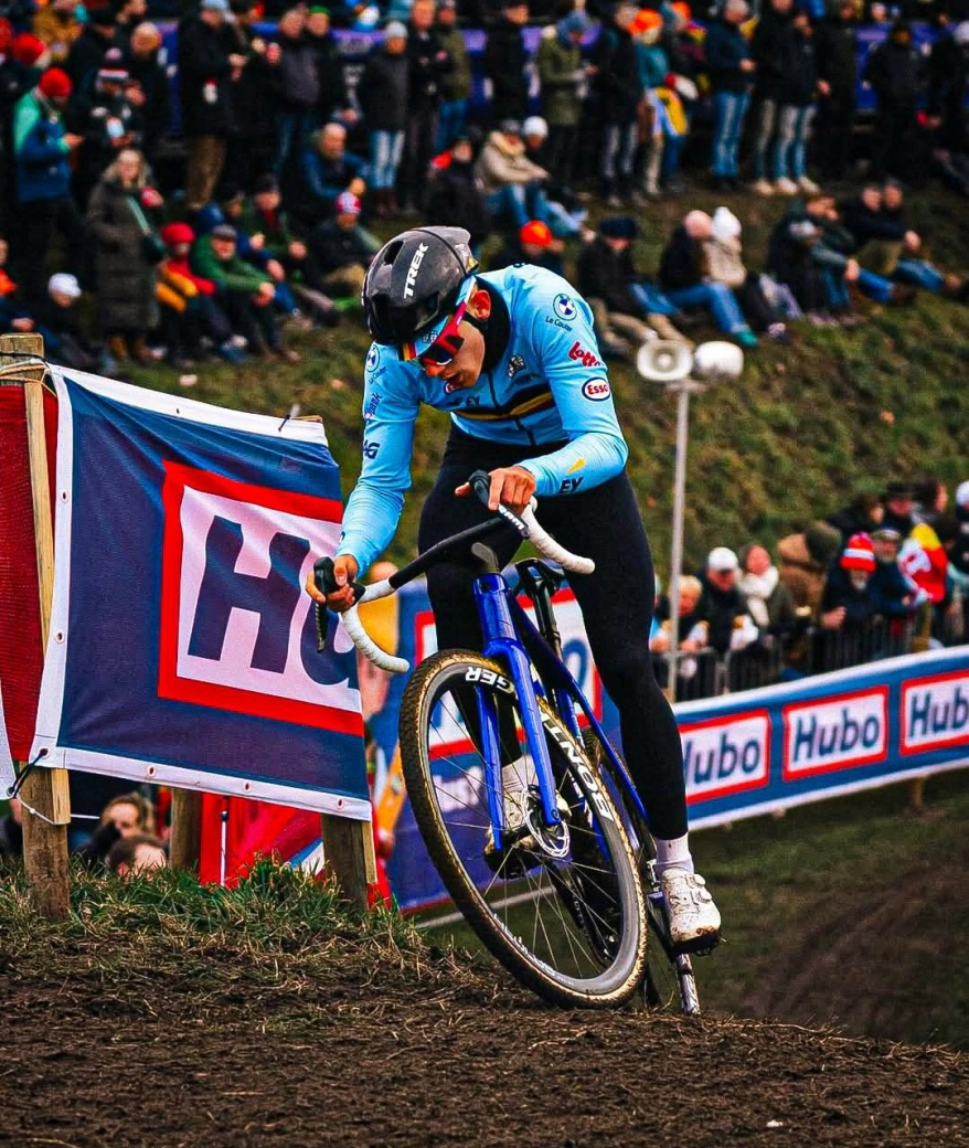 Mathieu van der Poel, leyenda del ciclocross, gana su octavo Campeonato del Mundo. Felipe Orts séptimo en su mejor Mundial
