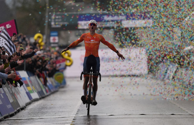 Mathieu van der Poel, leyenda del ciclocross, gana su octavo Campeonato del Mundo. Felipe Orts séptimo en su mejor Mundial