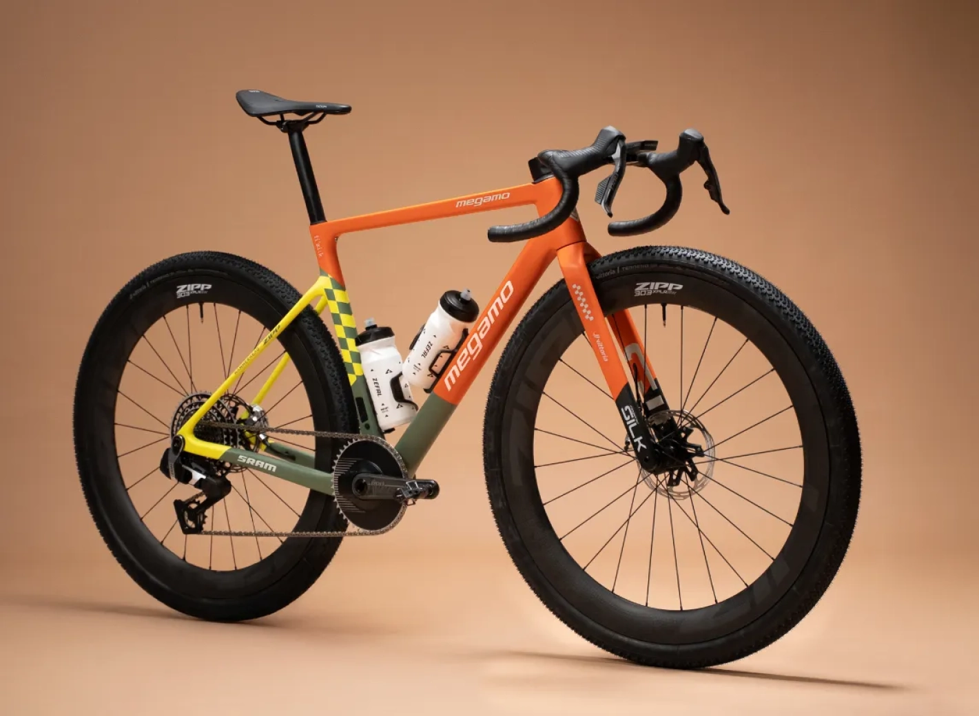 Nuevo Megamo Gravel Racing: un potente equipo femenino de gravel con base en Girona