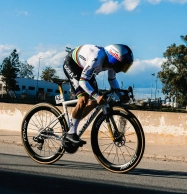 More than 50 km/h on average and without a time trial bike: Evenepoel flies in a time trial marked by the wind