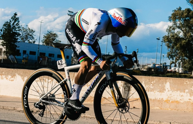 Más de 50 km/h de media y sin bici de crono: Evenepoel vuela en una contrarreloj marcada por el viento