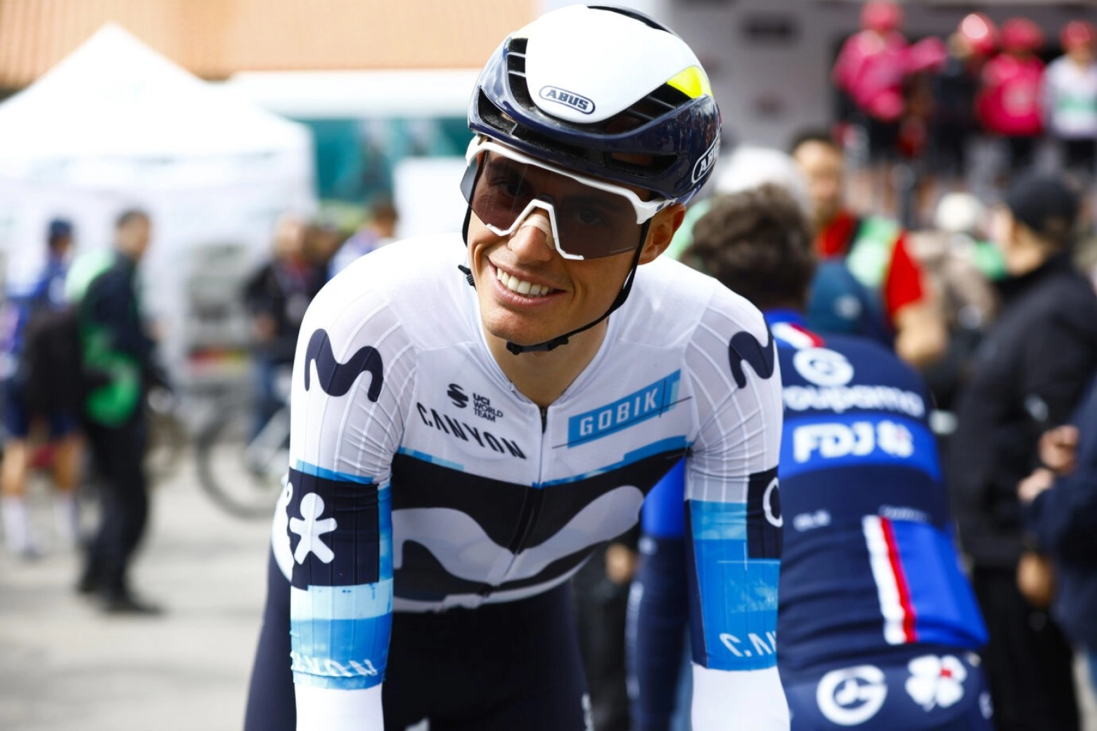 Enric Mas se cae entrenando y causa baja en el UAE Tour