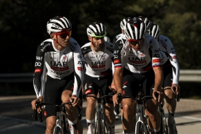 How does the UAE Team Emirates-XRG train for the season?