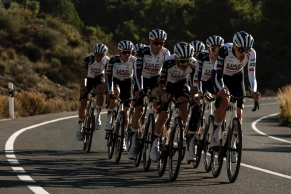 How does the UAE Team Emirates-XRG train for the season?