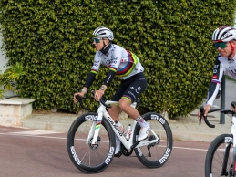 How does the UAE Team Emirates-XRG train for the season?