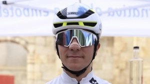 The Movistar star Cian Uijtdebroeks fractures his elbow