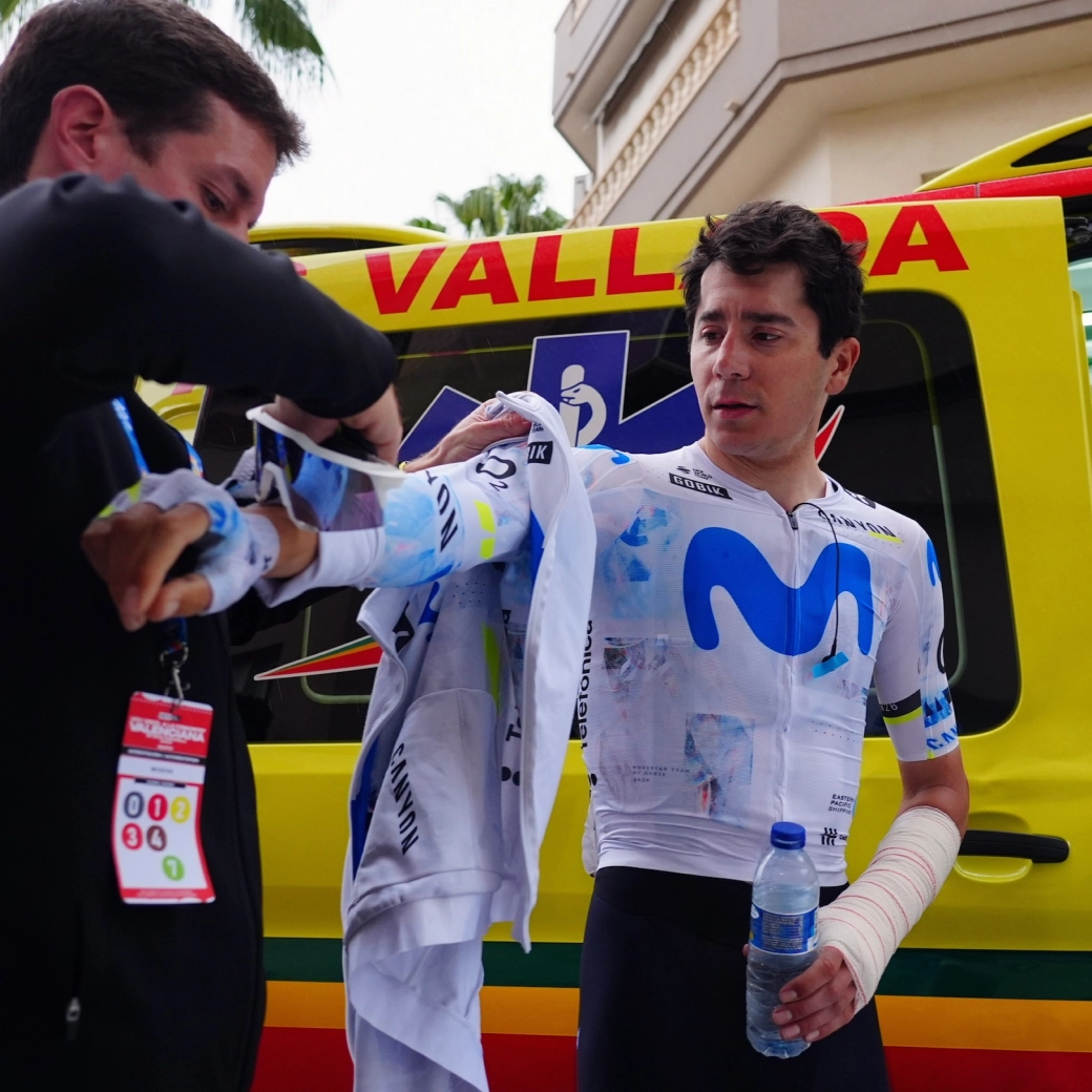 La estrella del Movistar Cian Uijtdebroeks se fisura el codo