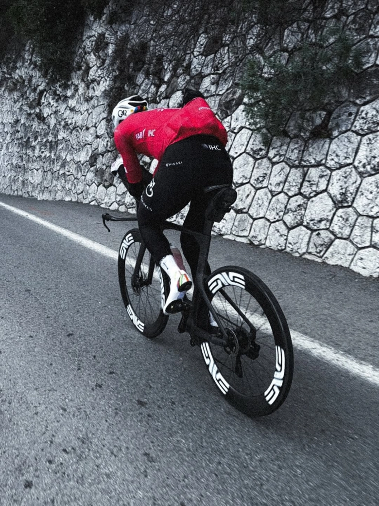 Pogacar pillado con una nueva bici de crono