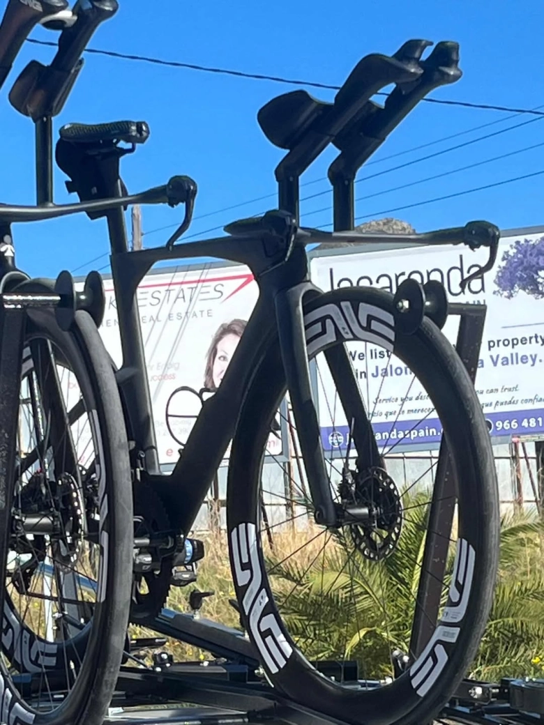 Pogacar pillado con una nueva bici de crono