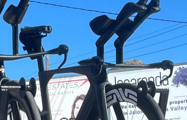 Pogacar flagrado com uma nova bicicleta de crono