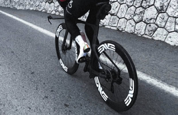 Pogacar pillado con una nueva bici de crono