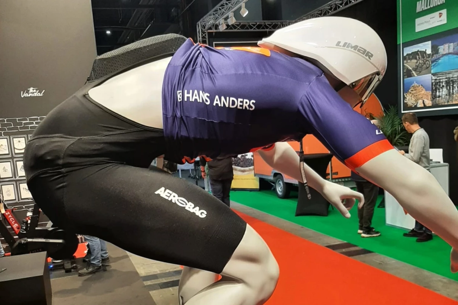 La llegada de los airbags al pelotón se acelera: más marcas y equipos interesados