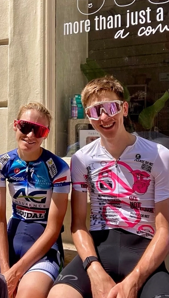 "De adolescente malcriado": Pogacar sufre un encontronazo con un aficionado en España