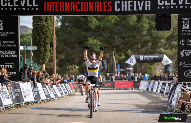 Schwarzbauer wins the sprint with the new Canyon and Terpstra debuts the Lapierre PXR in Chelva