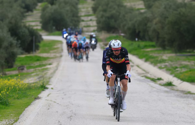 Tim Wellens vence Pidcock e ganha a Clássica Jaén Paraíso Interior com um ataque distante
