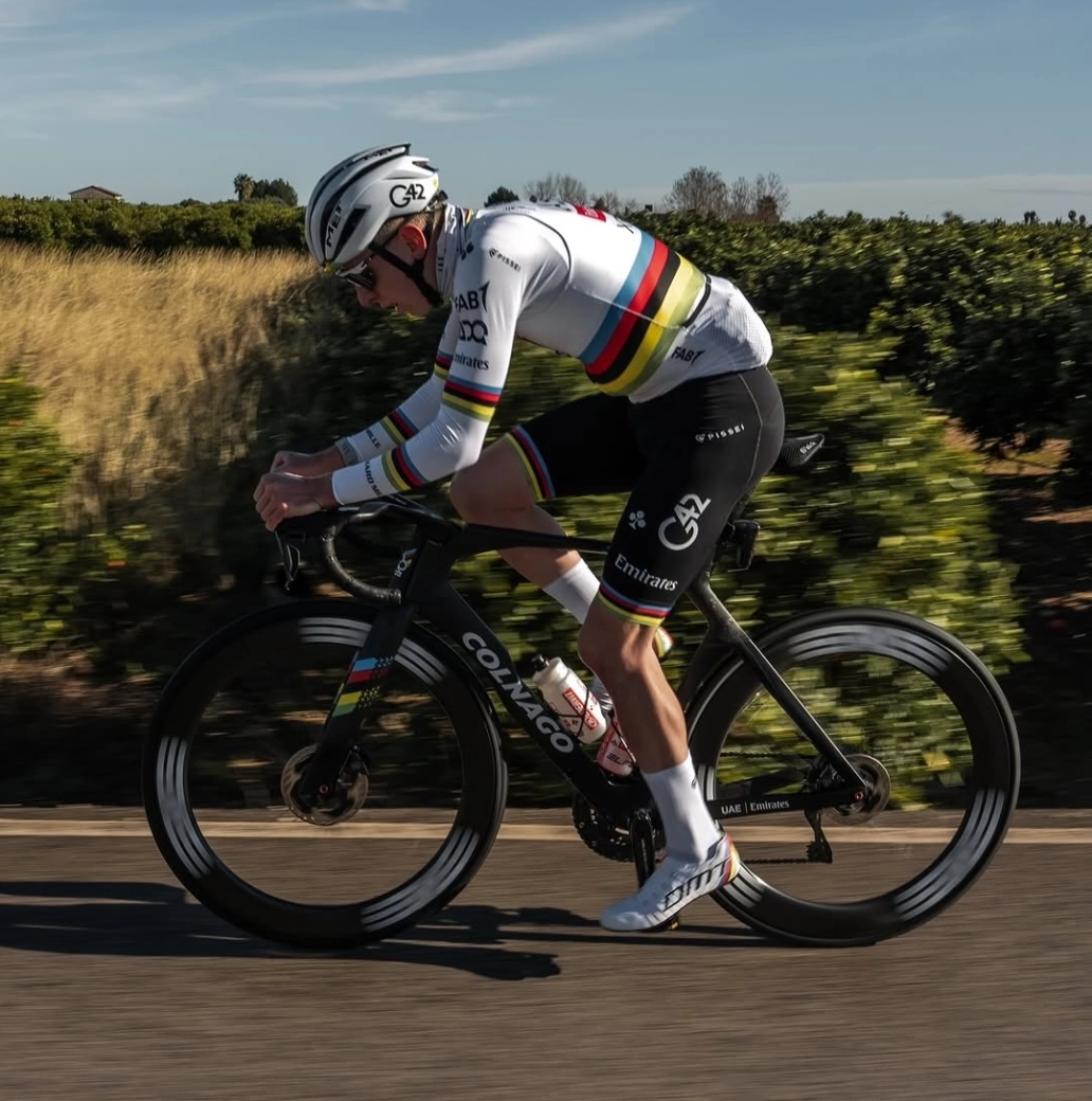 El UAE Team utiliza una moto para proteger a Pogacar en sus entrenamientos