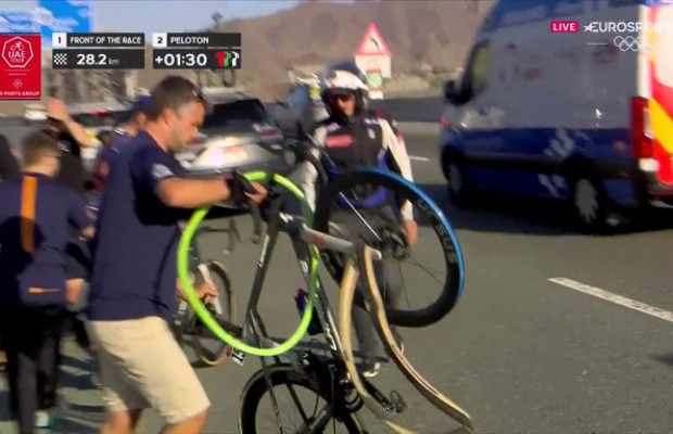 Spectacular breakdown of Jakobsen after hitting his minihook wheel