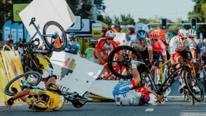 La UCI aprueba una serie de medidas para mejorar la seguridad en carrera